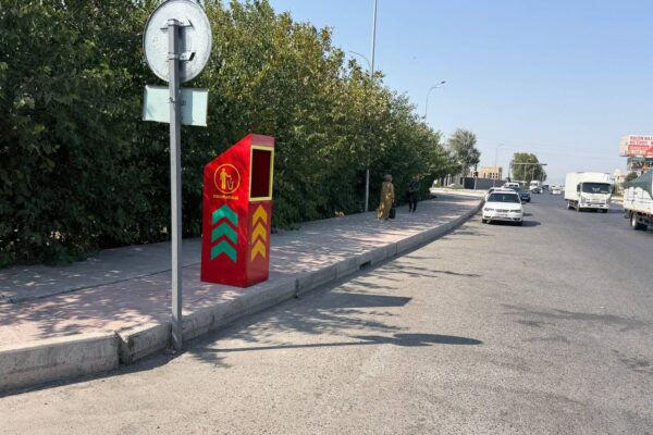 Мусор можно выбросить, не выходя из машины: вдоль трасс Самаркандской области устанавливают необычные контейнеры