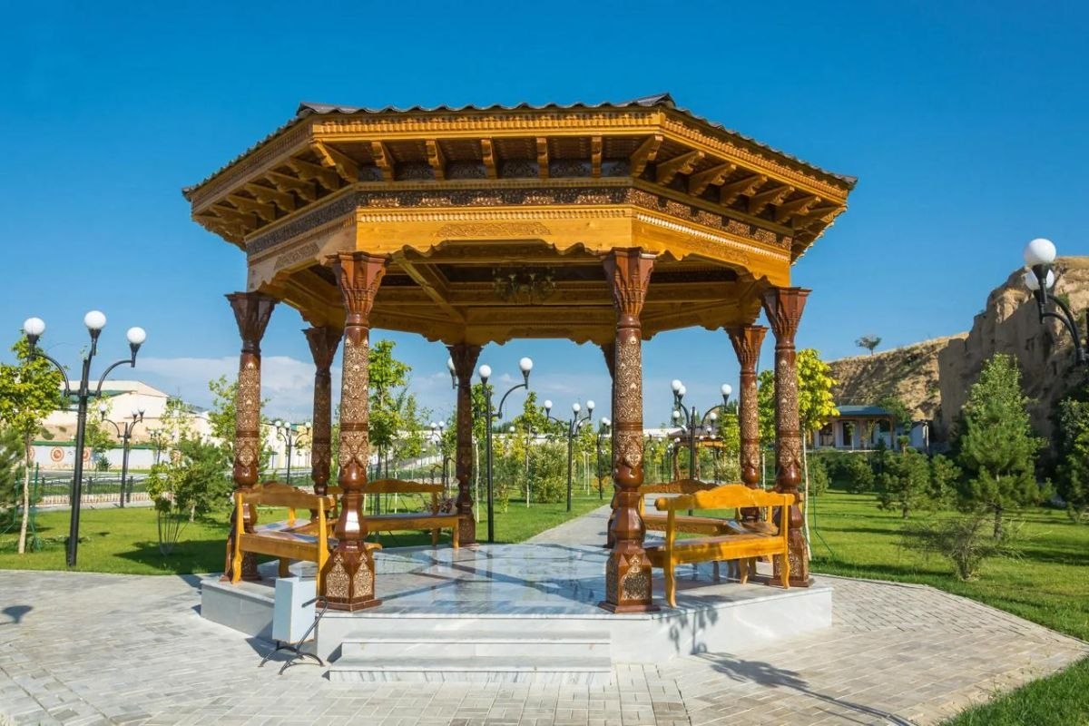 Узбекские айваны появятся в центре Вашингтона: Мирзиёев подарил их Трампу