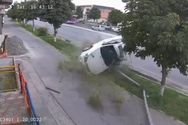 Lacetti снесла фонарный столб и вылетела на тротуар в Фергане. Чудом никто не погиб Lacetti снесла фонарный столб и вылетела на тротуар в Фергане. Чудом никто не погиб