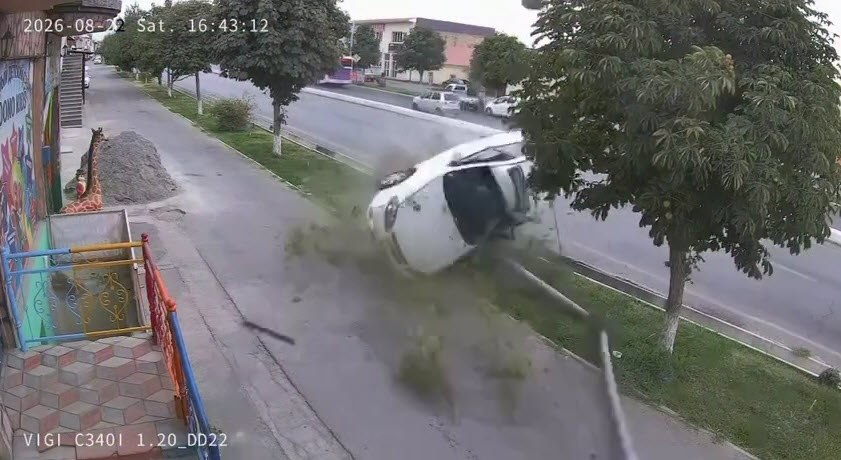 Lacetti снесла фонарный столб и вылетела на тротуар в Фергане. Чудом никто не погиб
