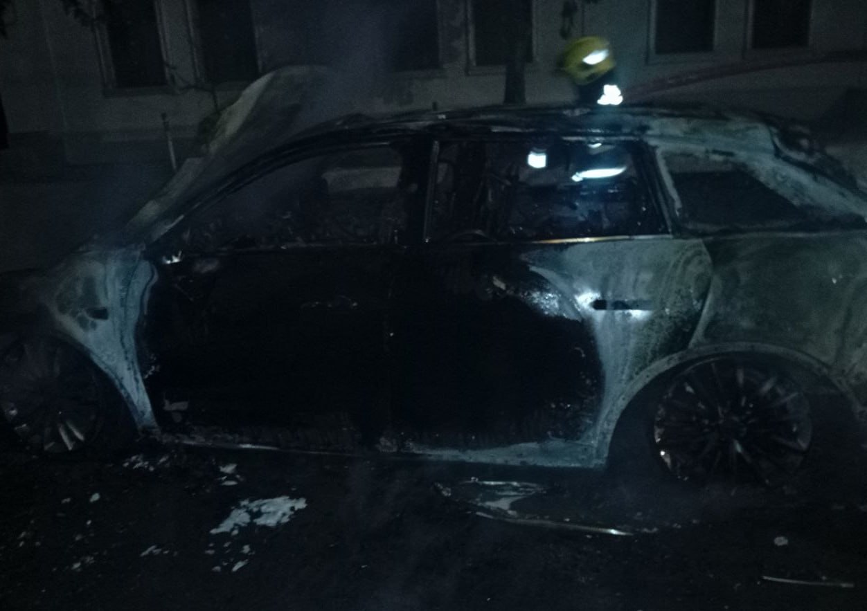 В Ташкенте ночью полностью сгорел электромобиль