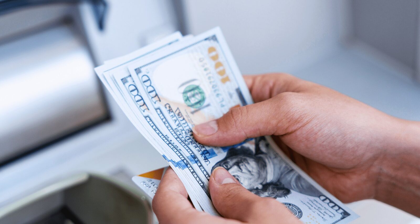 В России предложили брать 5% с переводов мигрантов за рубеж: что это может значить для узбекистанцев