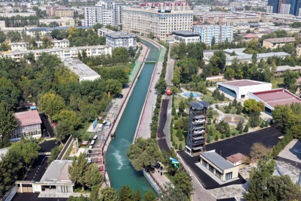 В Ташкенте машины начали парковать в башню: одна такая конструкция вмещает 16 авто
