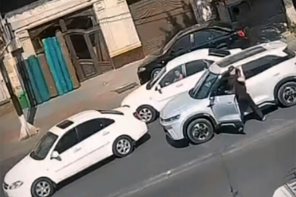 Не пропустил – получи по лицу: в Самарканде водитель устроил разборки прямо на трассе Не пропустил – получи по лицу: в Самарканде водитель устроил разборки прямо на трассе