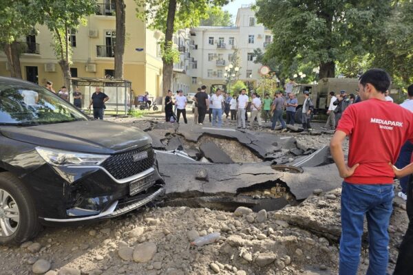 ЧП в Ташкенте: сильный хлопок повредил асфальт и несколько автомобилей на улице Глинки