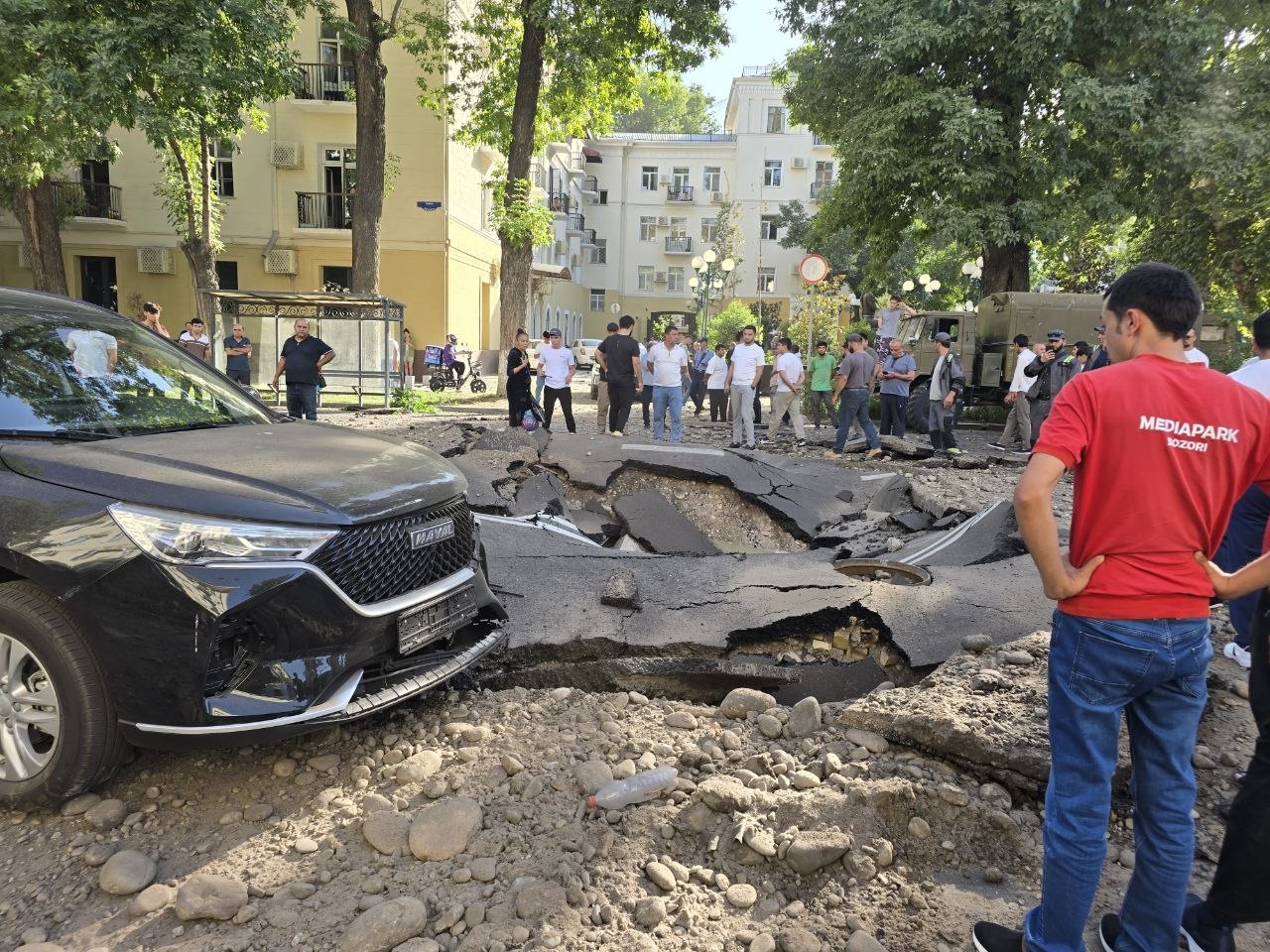 ЧП в Ташкенте: сильный хлопок повредил асфальт и несколько автомобилей на улице Глинки