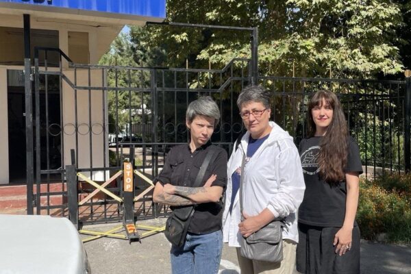 В Чирчике продолжается история со штрафом девушке с ДЦП за кормление кошек. Суд потребовал доказать, что кормление кошек привело к антисанитарии