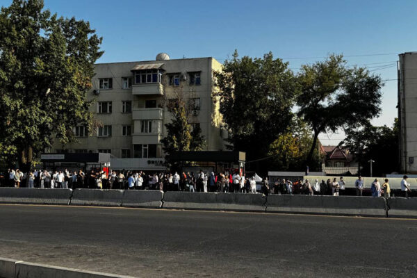 Ташкентский остановочный минимализм: красиво, компактно, но не для пассажиров Ташкентский остановочный минимализм: красиво, компактно, но не для пассажиров
