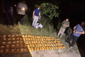 Клад на 10 миллионов долларов: в поле под Ташкентом нашли почти 95 килограммов гашиша