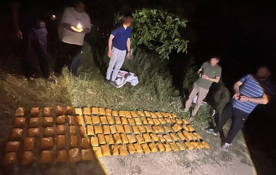 Клад на 10 миллионов долларов: в поле под Ташкентом нашли почти 95 килограммов гашиша