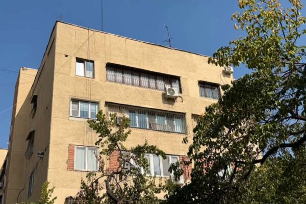 «Не по кадастру»: в Ташкенте жители пожаловались на требование снять решётки с окон