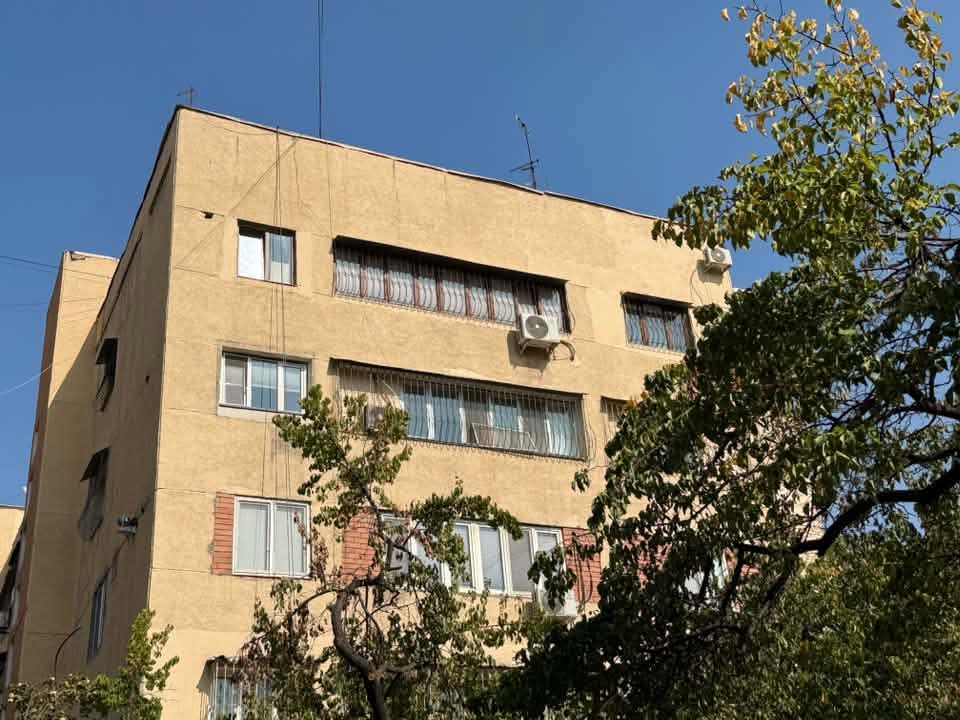 «Не по кадастру»: в Ташкенте жители пожаловались на требование снять решётки с окон