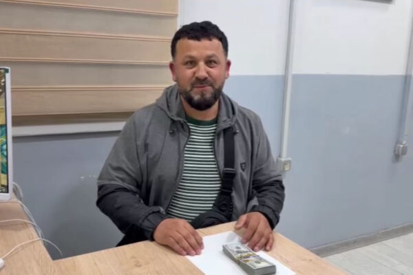 В метро Ташкента нашли 10 тысяч долларов. Спокойно, хозяин уже нашёлся