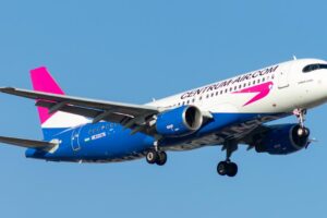 Блогер заявил, что его сняли с рейса Centrum Air за просьбу говорить на узбекском. В авиакомпании говорят об оскорблениях