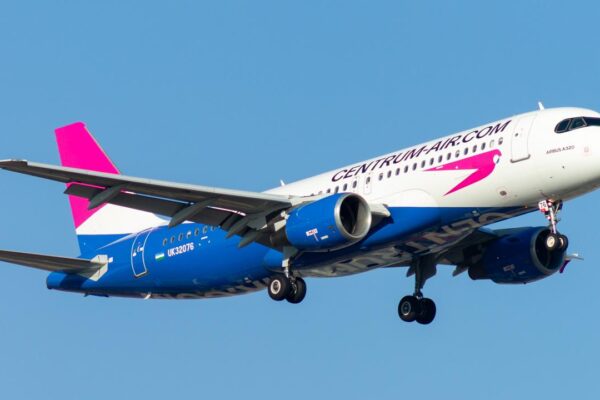 Блогер заявил, что его сняли с рейса Centrum Air за просьбу говорить на узбекском. В авиакомпании говорят об оскорблениях