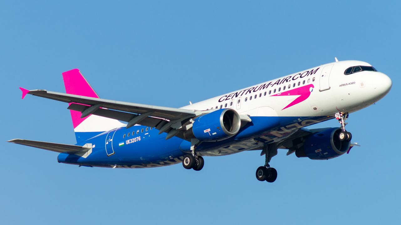 Блогер заявил, что его сняли с рейса Centrum Air за просьбу говорить на узбекском. В авиакомпании говорят об оскорблениях