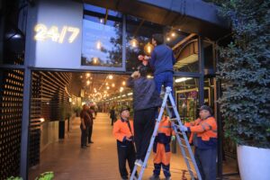 Тротуар в меню не входит: скандал у Brasserie Park закончился демонтажем веранды