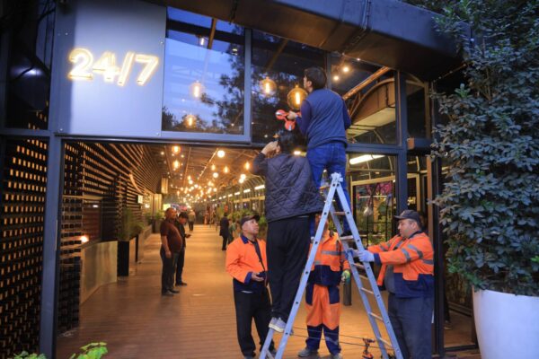 Тротуар в меню не входит: скандал у Brasserie Park закончился демонтажем веранды