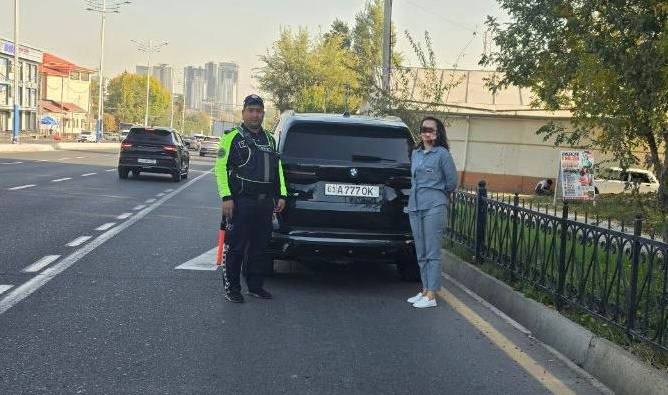 BMW вынесло на встречку в Ташкенте. Мотоциклист чудом избежал удара